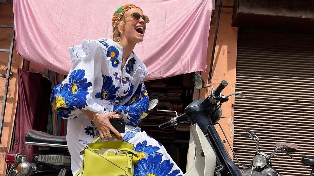 Испанская модница Бланка Миро надела вышиванку в сине-желтых цветах: роскошный образ - Fashion Испанская модница Бланка Миро надела вышиванку в сине-желтых цветах: роскошный образ - Fashion