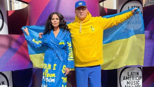 В сине-желтых нарядах: Потап и Настя Каменских выступили на премии в США