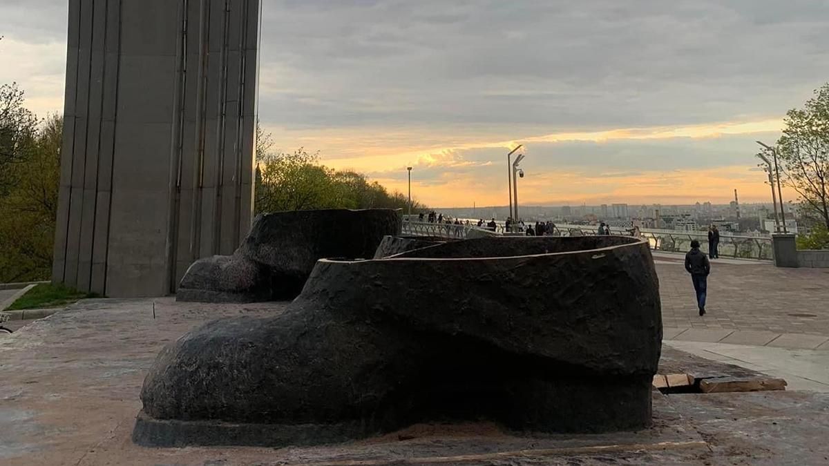 Осталась только обувь Светлана Бевза показала, как выглядит демонтированный монумент в Киеве - Fashion Осталась только обувь Светлана Бевза показала, как выглядит демонтированный монумент в Киеве - Fashion