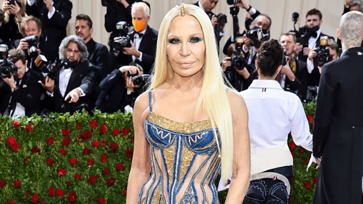 Донателла Версаче вышла на красную дорожку Met Gala в сине-желтом платье стильное фото - Fashion Донателла Версаче вышла на красную дорожку Met Gala в сине-желтом платье стильное фото - Fashion