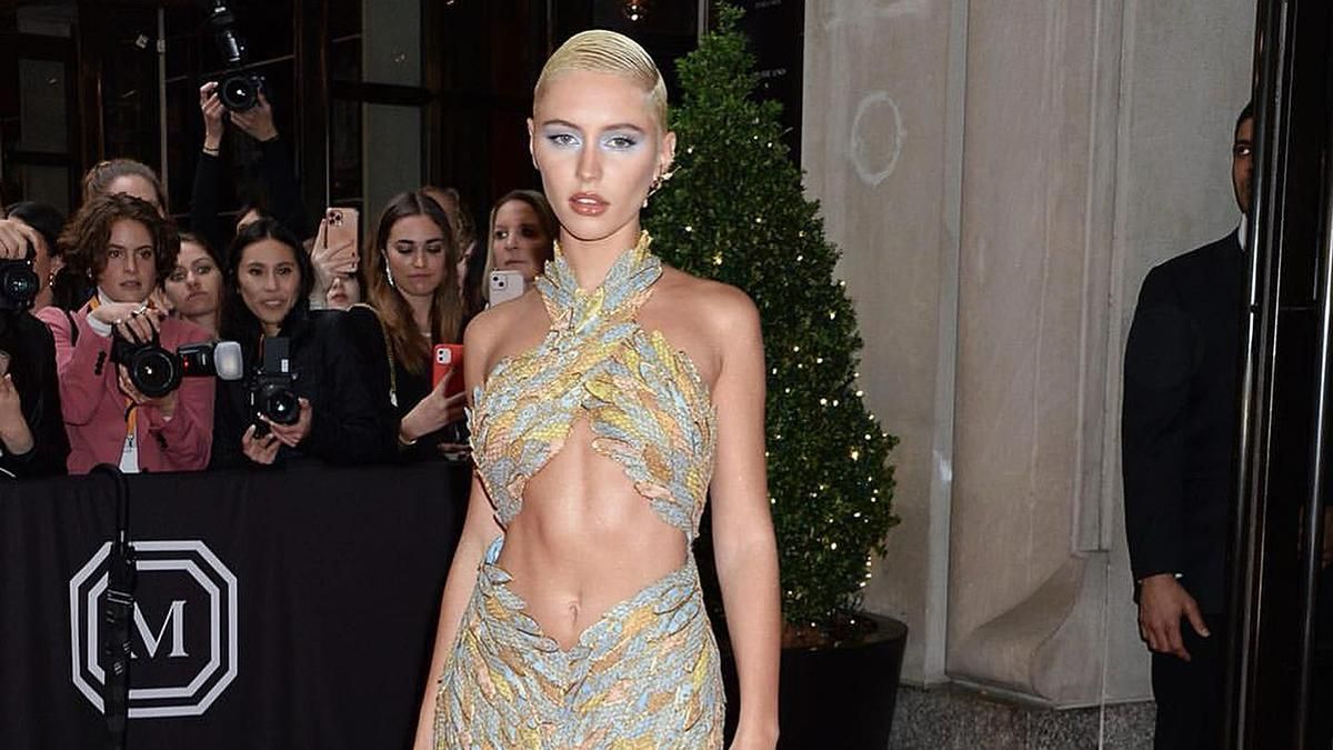 Дочь Джуда Лоу впервые посетила красную дорожку Met Gala в голубовато-желтом платье - Fashion Дочь Джуда Лоу впервые посетила красную дорожку Met Gala в голубовато-желтом платье - Fashion