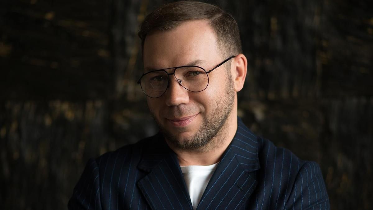 Андре Тан випустив благодійні футболки, щоб допомогти жінкам та дітям, які постраждали від війни - Fashion Андре Тан випустив благодійні футболки, щоб допомогти жінкам та дітям, які постраждали від війни - Fashion