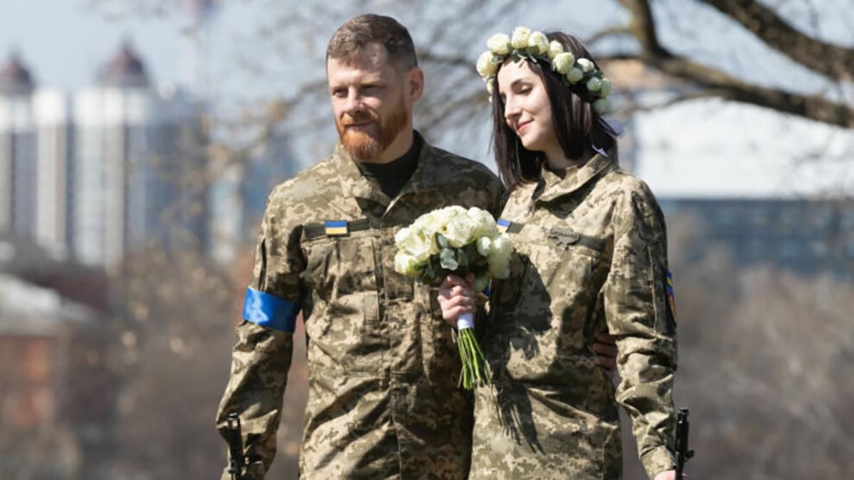 Ювелирный бренд OBERIG дарит обручальные кольца украинским защитникам, которые женятся во время войны - Fashion