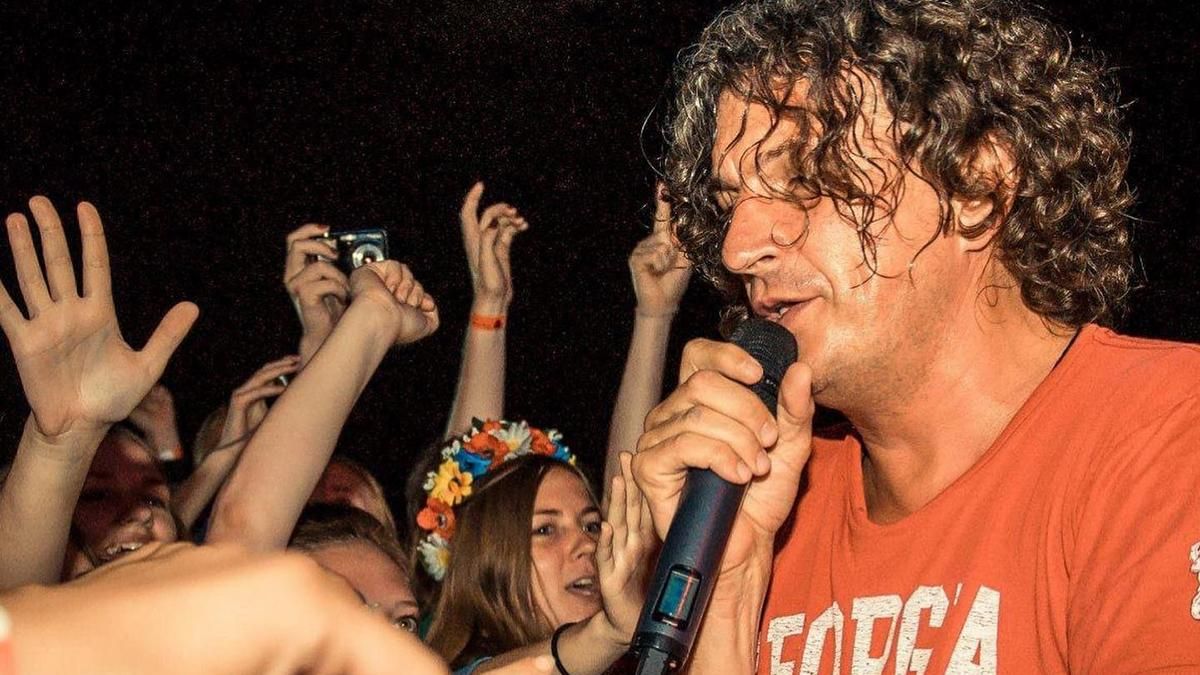 Донька Кузьми Скрябіна передала на аукціон футболку батька, щоб допомогти ЗСУ - Fashion Донька Кузьми Скрябіна передала на аукціон футболку батька, щоб допомогти ЗСУ - Fashion