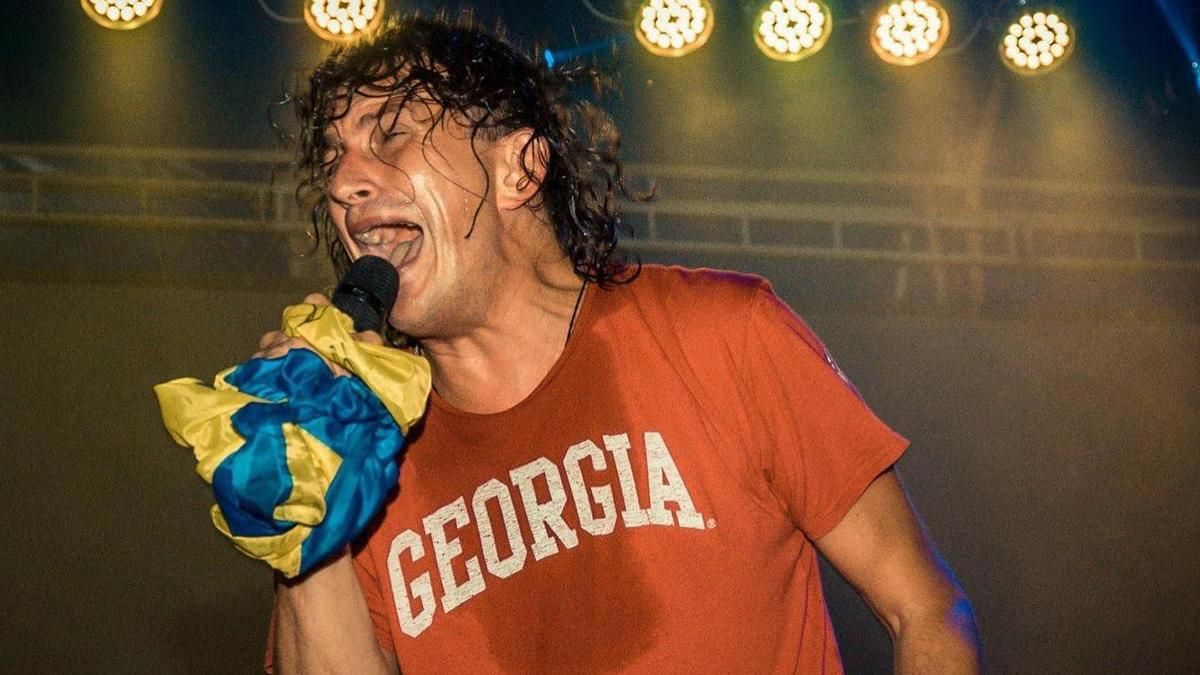 Футболку Кузьми Скрябіна продали на аукціоні за 255 тисяч гривень - Fashion Футболку Кузьми Скрябіна продали на аукціоні за 255 тисяч гривень - Fashion