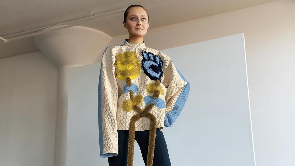 Знак протесту проти війни  Дарія Шаповалова одягнула цифровий светр з блакитно-жовтими кулаками - Fashion