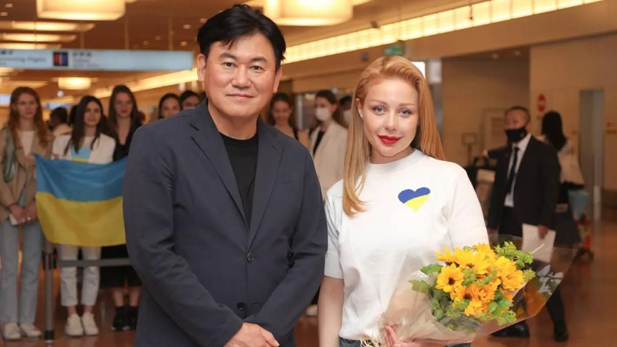 Тина Кароль прилетела в Японию в наряде из патриотического дропа первые фото и видео - Fashion Тина Кароль прилетела в Японию в наряде из патриотического дропа первые фото и видео - Fashion