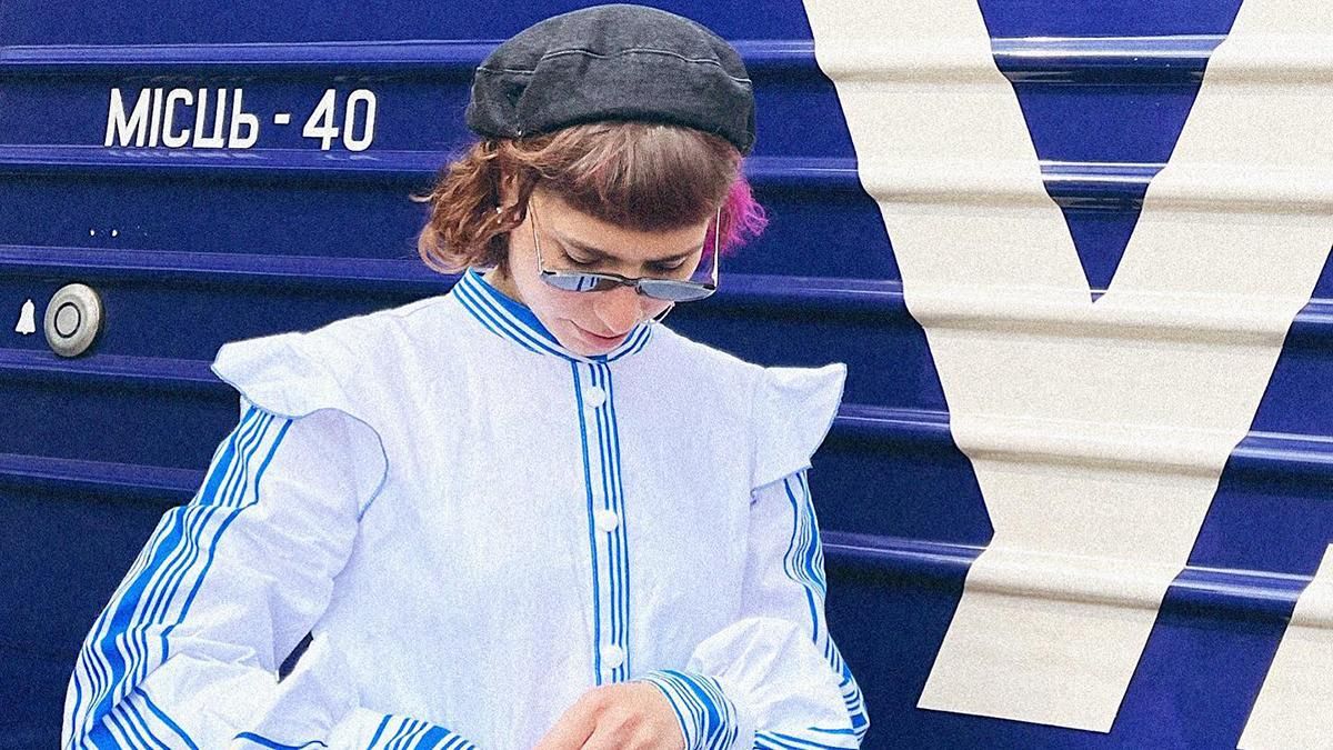 Киевский бренд M1R создал белоснежное платье с синими полосками "Укрзалізниця"  фото - Fashion