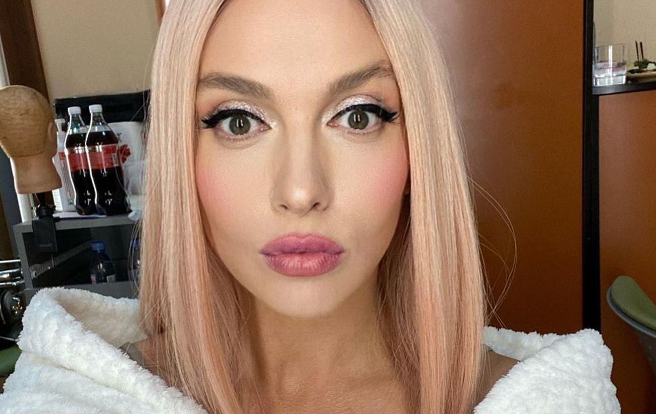 Оля Полякова відправилася в тур по США у патріотичній блакитно-жовтій сукні - Fashion Оля Полякова відправилася в тур по США у патріотичній блакитно-жовтій сукні - Fashion