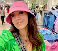 Наталка Карпа підхопила тренд та одягнула рожеву панаму: "Мастхев цього сезону"