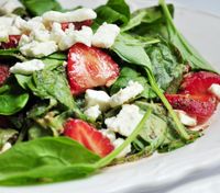 На обід чи вечерю: рецепт легкого салату з полуниці та шпинату