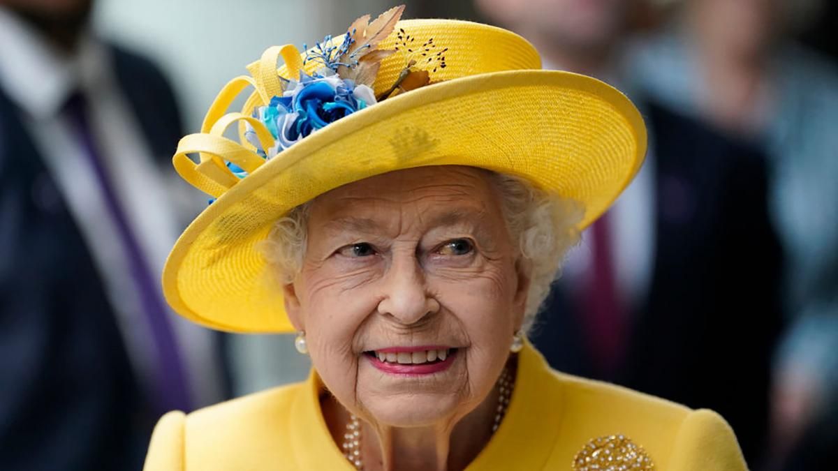 Єлизавета ІІ одягнула на робочу зустріч жовте вбрання з синіми квітами в капелюшку - Fashion