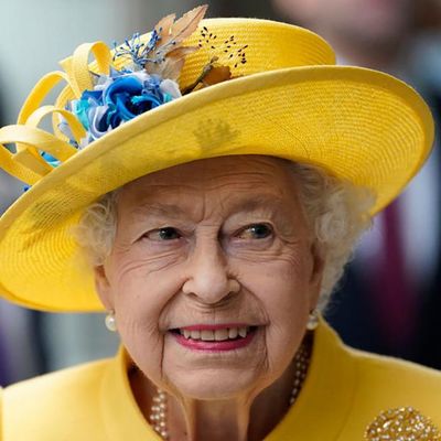 Єлизавета ІІ одягнула на робочу зустріч жовте вбрання з синіми квітами в капелюшку