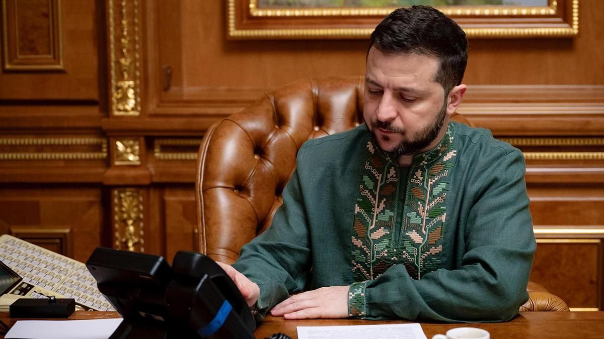 Бренд Etnodim разработал для Владимира Зеленского эксклюзивную вышиванку с трезубцем детали - Fashion Бренд Etnodim разработал для Владимира Зеленского эксклюзивную вышиванку с трезубцем детали - Fashion