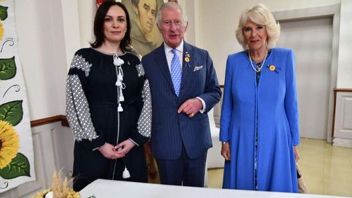 Принцу Чарльзу в Канаде подарили известную украинскую марку о российском корабле