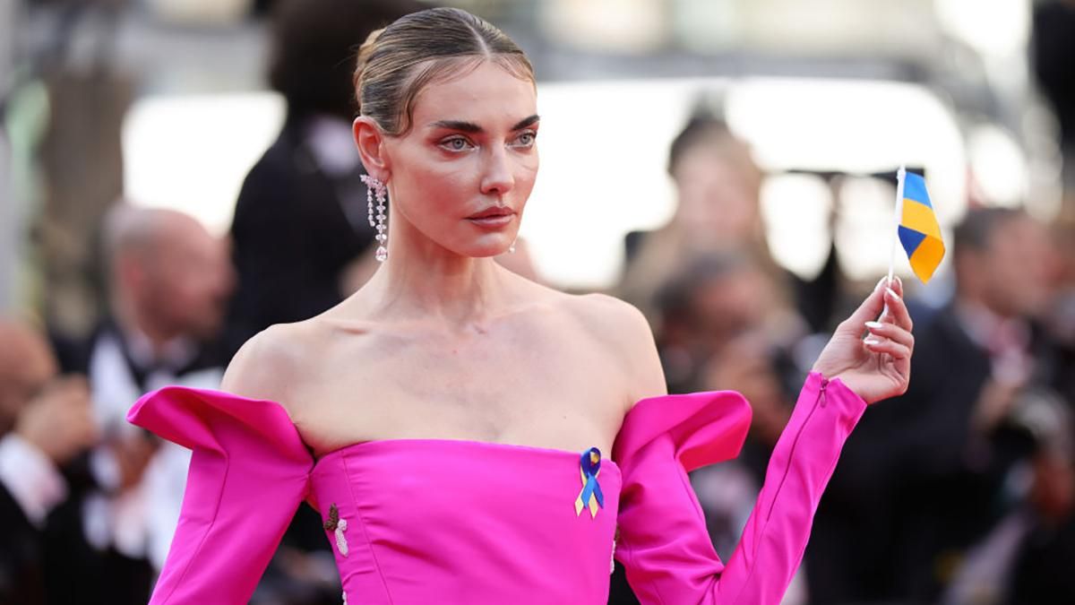 У розкішній сукні Аліна Байкова вийшла на червону доріжку в Каннах з прапором України в руках - Fashion У розкішній сукні Аліна Байкова вийшла на червону доріжку в Каннах з прапором України в руках - Fashion