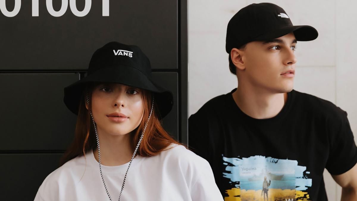 INTERTOP та "Укрпошта" випустили мерч з популярною фразою "Рускій воєнний корабль" фото вбрання - Fashion INTERTOP та "Укрпошта" випустили мерч з популярною фразою "Рускій воєнний корабль" фото вбрання - Fashion