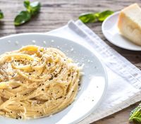 Одвічна класика – макарони з сиром на італійський лад: рецепт з пармезаном