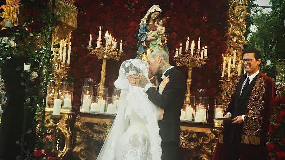 Фата с Девой Марией вдохновлена татуировкой  особенность свадебного платья Кортни Кардашян - Fashion