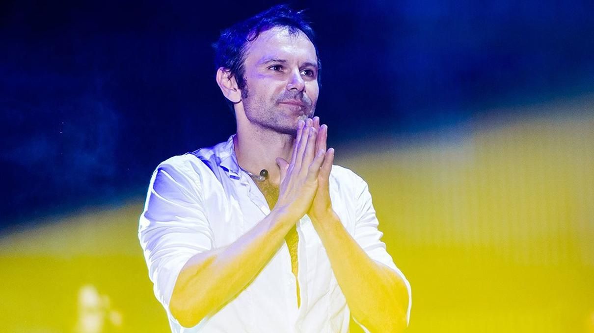 Вакарчук у вишиванці взяв участь у флешмобі, щоб зібрати гроші на безпілотник - Fashion Вакарчук у вишиванці взяв участь у флешмобі, щоб зібрати гроші на безпілотник - Fashion