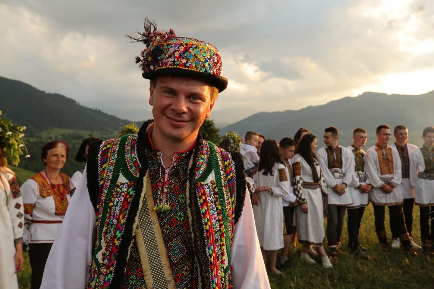 Дмитрий Комаров присоединился к флешмобу и надел "вышиванку "Вакарчука" - Fashion Дмитрий Комаров присоединился к флешмобу и надел "вышиванку "Вакарчука" - Fashion