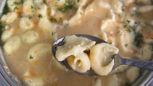 Гороховий суп з галушками: смачна і легка українська кухня