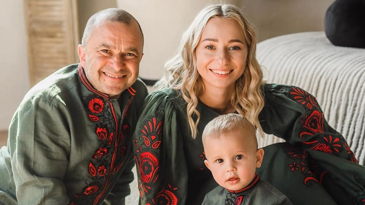 Жена Виктора Павлика залюбовала сеть семейными кадрами в одинаковых вышиванках - Fashion Жена Виктора Павлика залюбовала сеть семейными кадрами в одинаковых вышиванках - Fashion