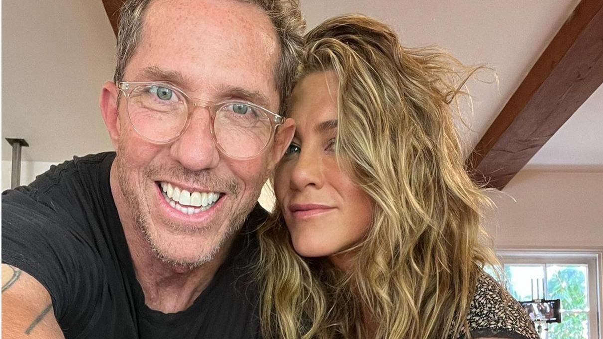 Дженнифер Энистон одела платье 18-летней давности из сериала "Друзья" интересный образ - Fashion Дженнифер Энистон одела платье 18-летней давности из сериала "Друзья" интересный образ - Fashion