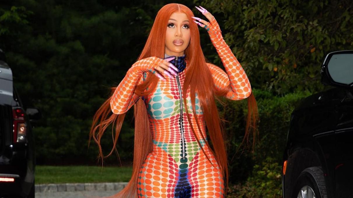 Cardi B одягнула комбінезон 1995 року як він виглядає - Fashion Cardi B одягнула комбінезон 1995 року як він виглядає - Fashion