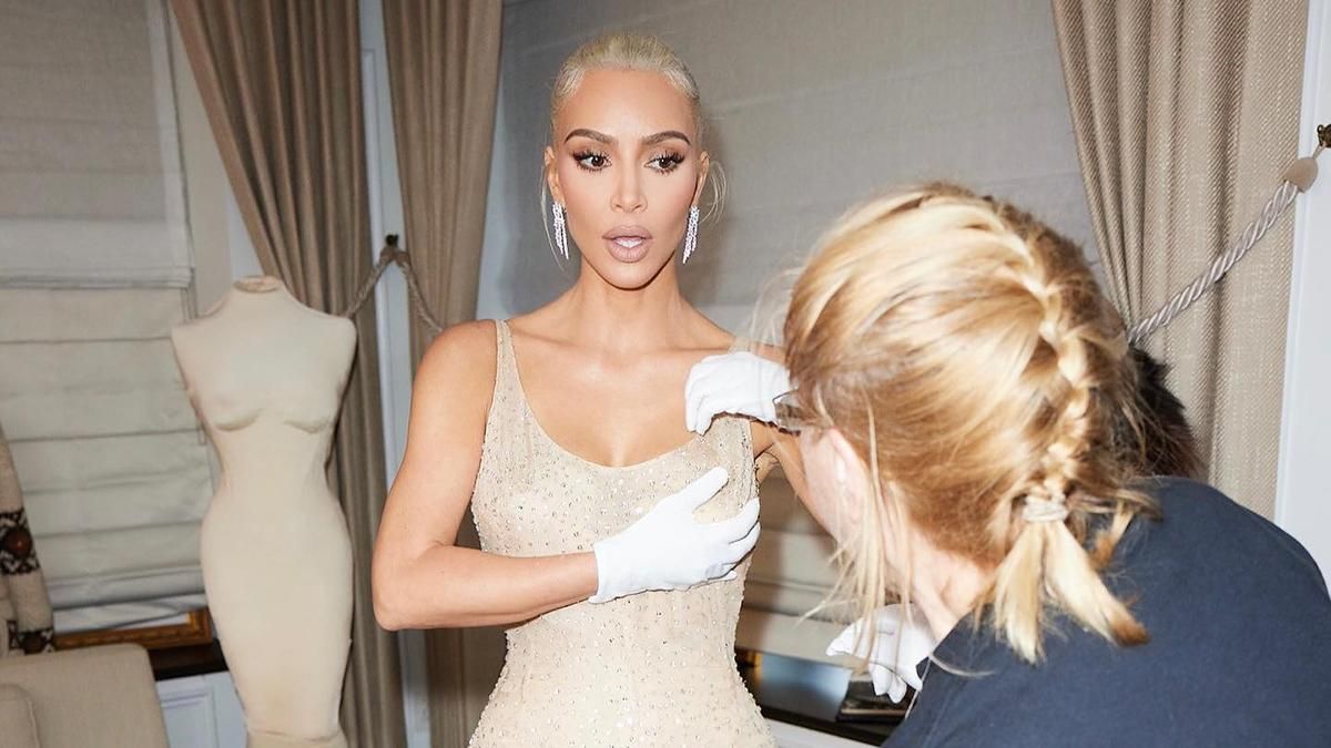 Кім Кардашян не причетна до пошкоджень сукні Мерилін Монро "Носила 3-4 хвилини" - Fashion Кім Кардашян не причетна до пошкоджень сукні Мерилін Монро "Носила 3-4 хвилини" - Fashion