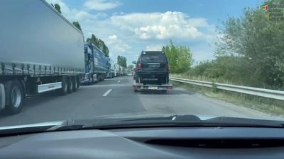 Черги на кілька кілометрів: на кордоні з Угорщиною стоять сотні автомобілів