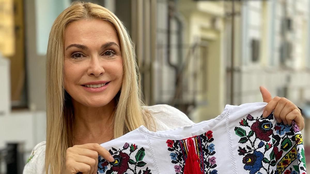 Ольга Сумская выставила на аукцион вышиванку Ольга Сумская выставила на аукцион вышиванку