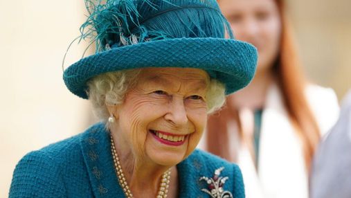 У блакитному пальті та з капелюшком: королева Єлизавета II приїхала в Шотландію