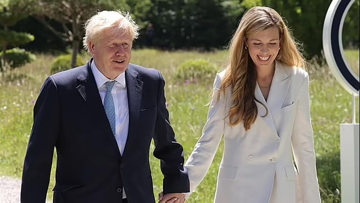 Борис Джонсон зі своєю дружиною на саміті G7