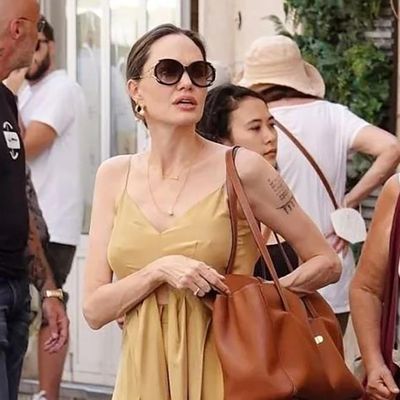Анджелина Джоли прогулялась по Риму в песочном платье: идеальный образ для жаркой поры
