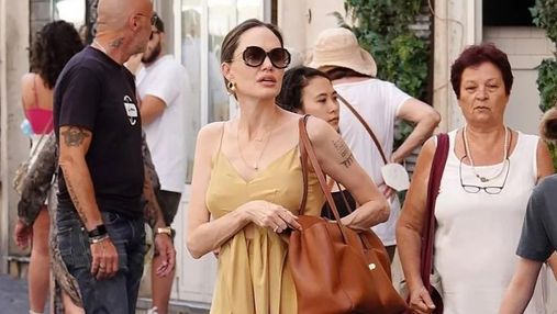 Анджелина Джоли прогулялась по Риму в песочном платье: идеальный образ для жаркой поры