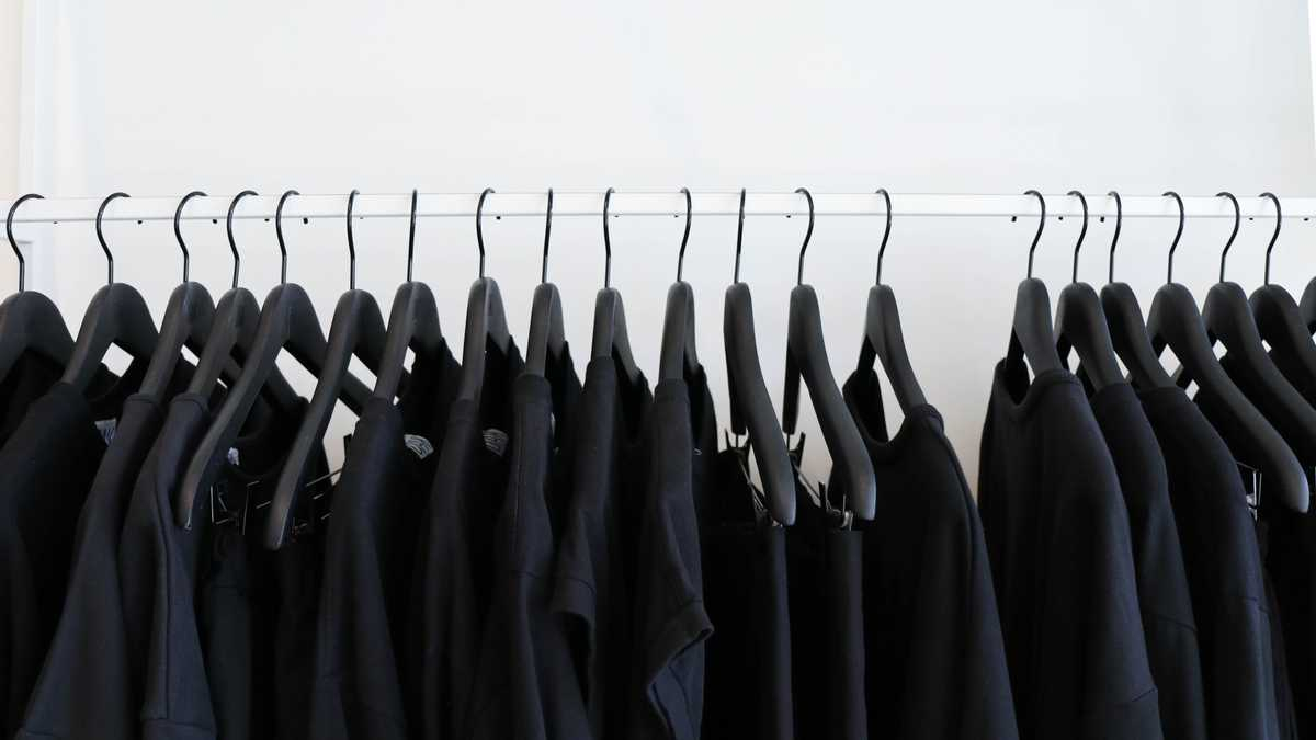 Як доглядати за чорним одягом: поради щодо прання та зберігання