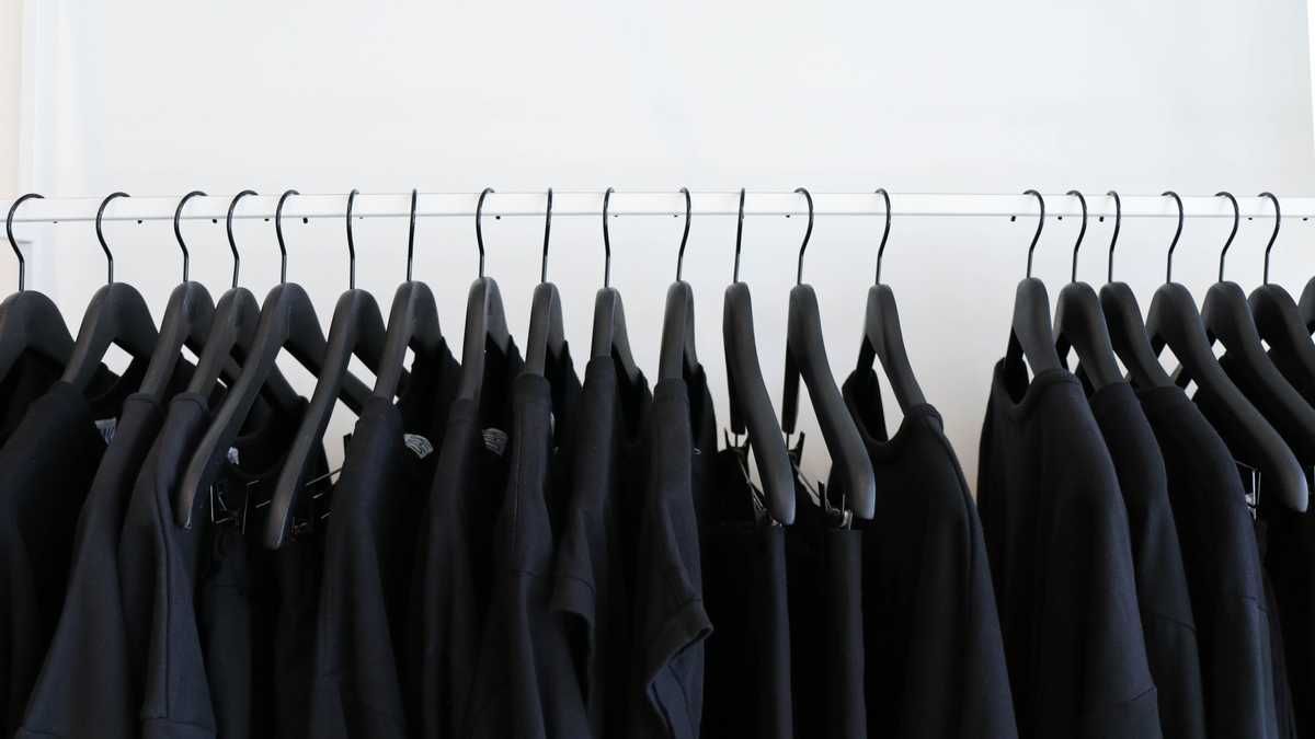 Як правильно прати чорний одяг - поради щодо прання та зберігання 