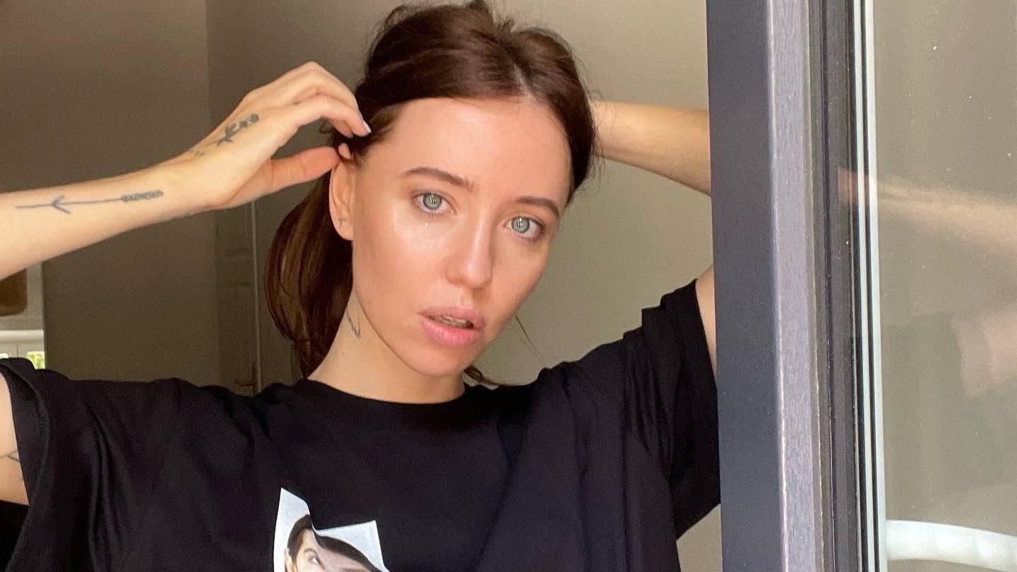 Надя Дорофєєва позувала в оригінальній футболці - фото зірки
