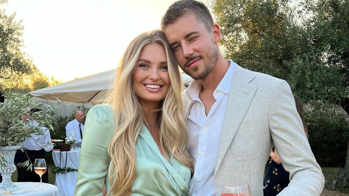 Роми Стрейд позировала в коротком атласном платье – фото Роми Стрейд позировала в коротком атласном платье – фото