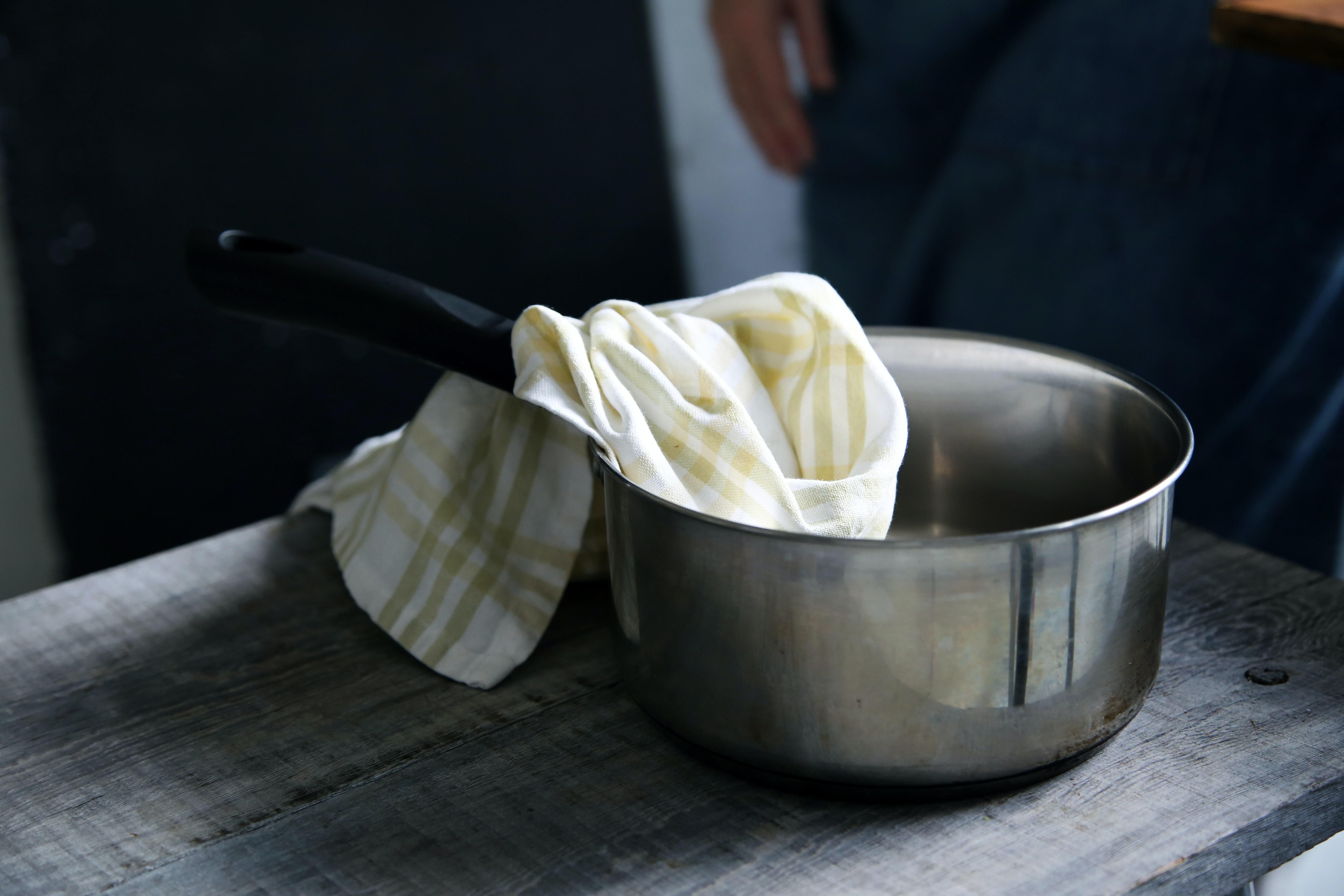 Як відіпрати кухонні рушники – лайфхак з мікрохвильовкою