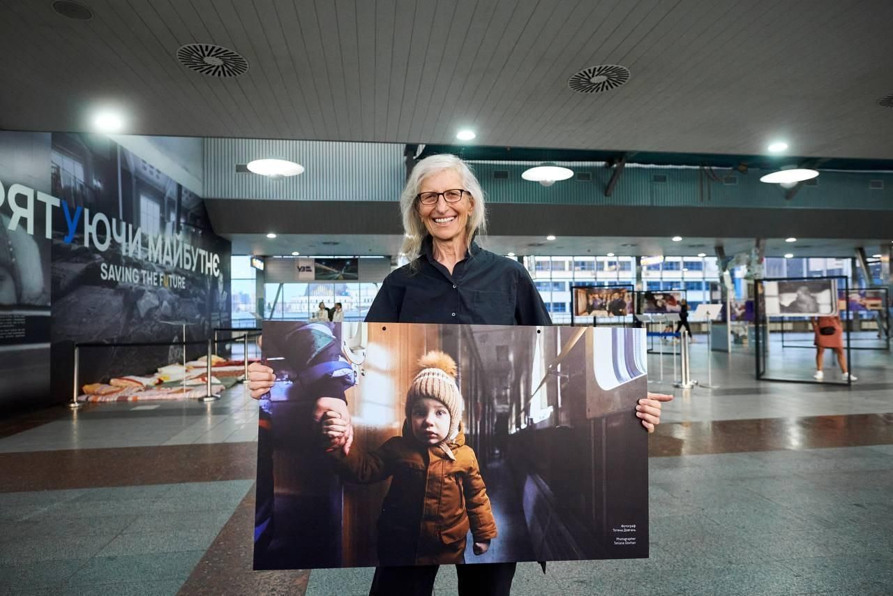 Енні Лейбовіц в Україні - з ким вона зустрілась, окрім Зеленських Енні Лейбовіц в Україні - з ким вона зустрілась, окрім Зеленських