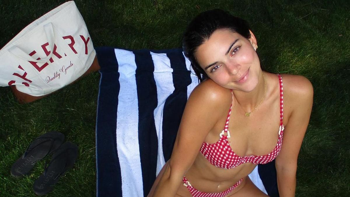 Кендалл Дженнер надела купальник в клетку Кендалл Дженнер надела купальник в клетку