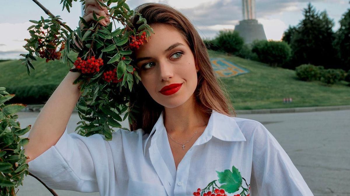 Александра Кучеренко в вышитых рубашках ручной работы: фото из Киева Александра Кучеренко в вышитых рубашках ручной работы: фото из Киева