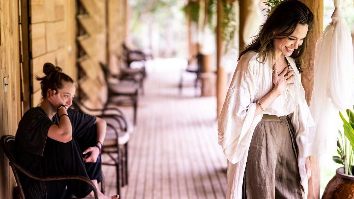 Анджеліна Джолі позувала у піжамному костюмі: фото Анджеліна Джолі позувала у піжамному костюмі: фото