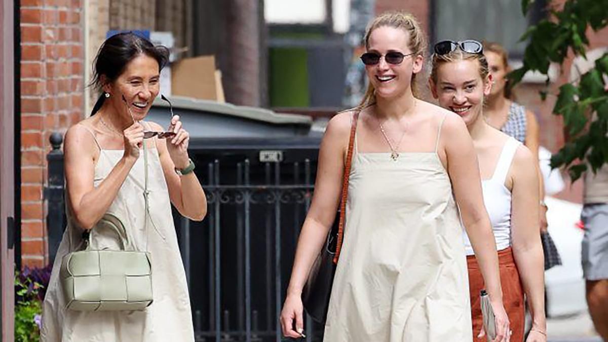 Дженнифер Лоуренс встретилась с женщиной в одинаковых платьях Дженнифер Лоуренс встретилась с женщиной в одинаковых платьях