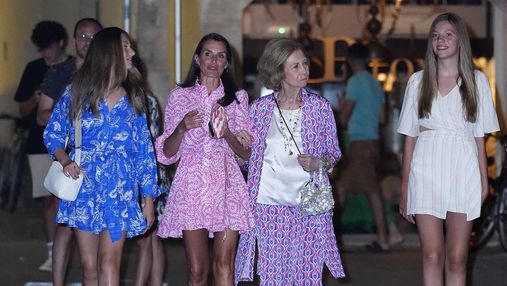 "Слишком старая для такой длины": королеву Летицию раскритиковали за розовое мини платье