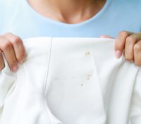 Ткань можно спасти: как почистить ржавчину из одежды в домашних условиях