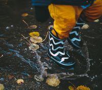 Готовимся к осени: как почистить резиновые ботинки 3 простыми способами