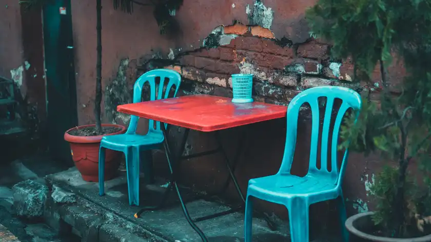Як почистити пластикові стільці в саду